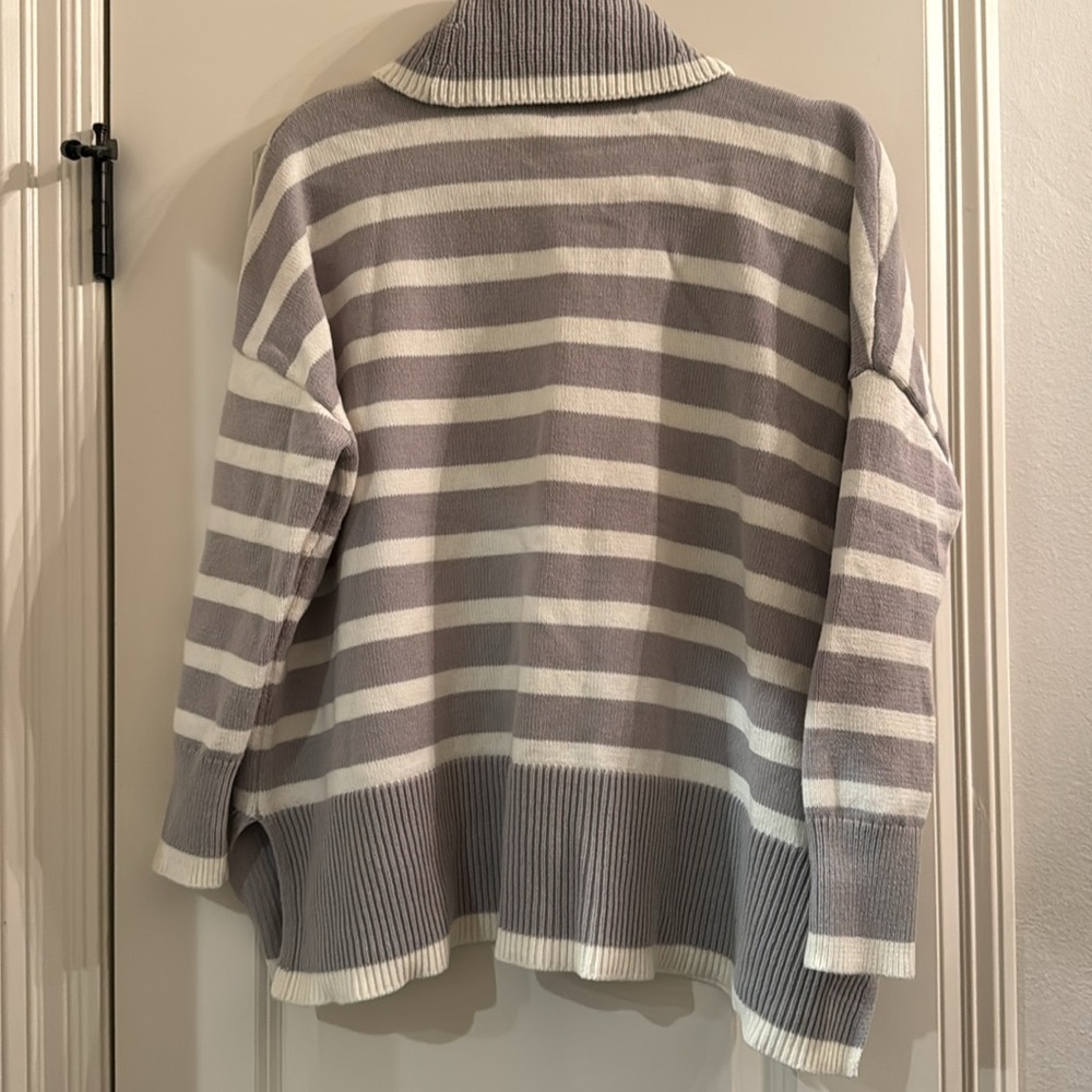 Comfy oversized sweater, excellent condition, pair w/leggings, jeans, or chinos - Picture 2 of 5